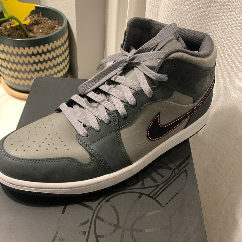 Air Jordan Mid 1 SE
New